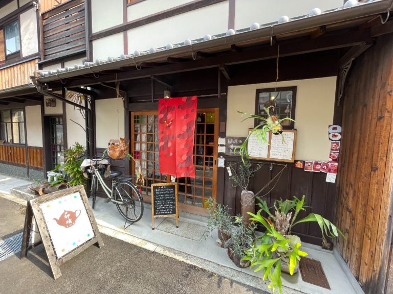 京町家特集vol.２　100年を超える京町家とアンティーク家具が並ぶ空間「町家紅茶館 卯晴」